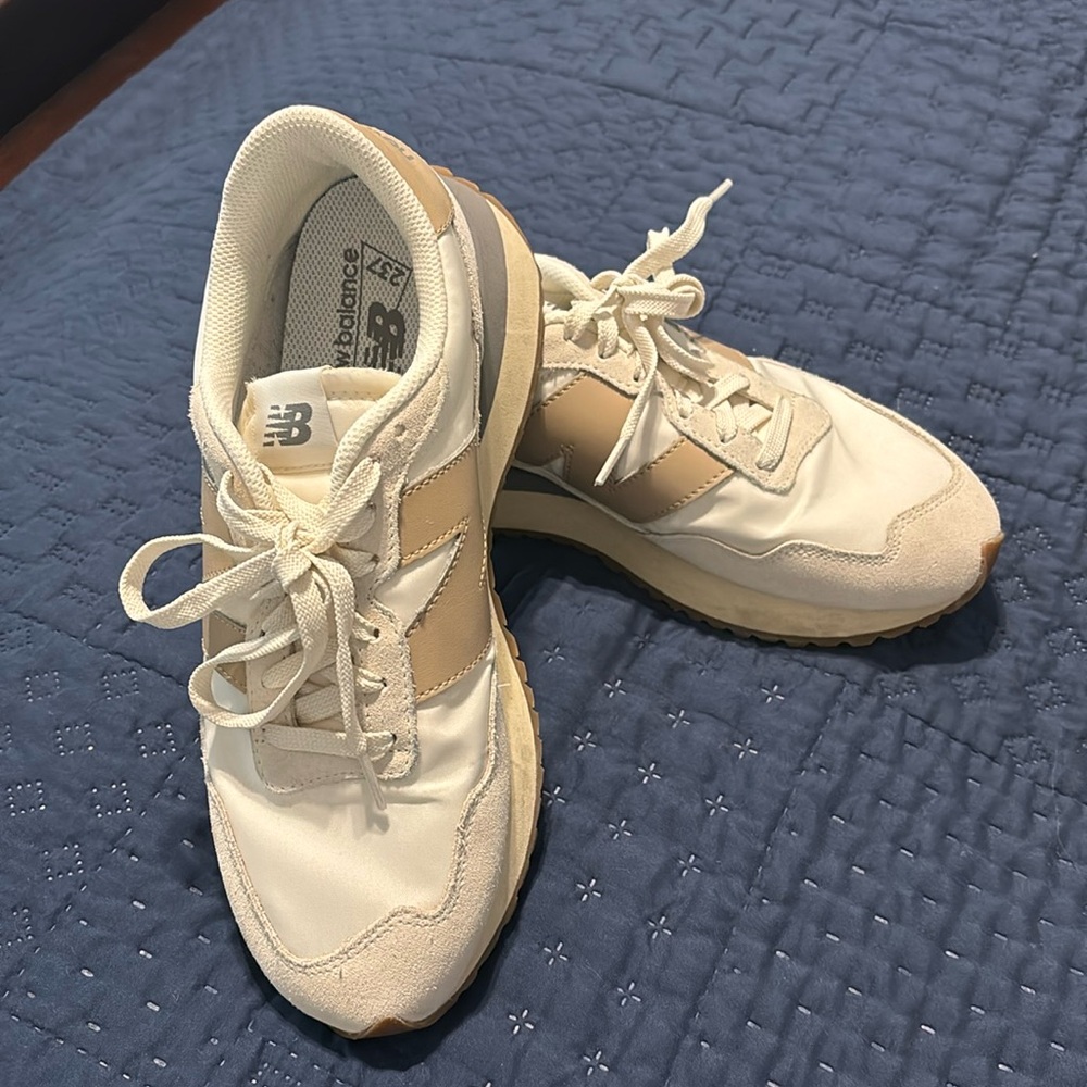 New Balance 237